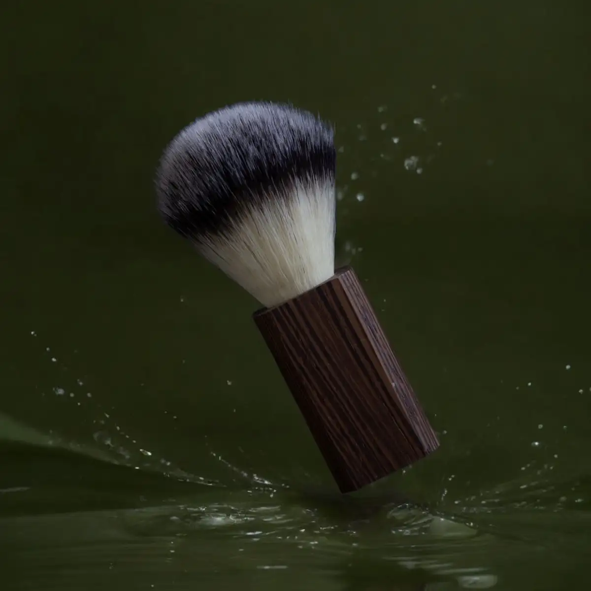 Blaireau en ébène ou wengé à poils aimantés interchangeable